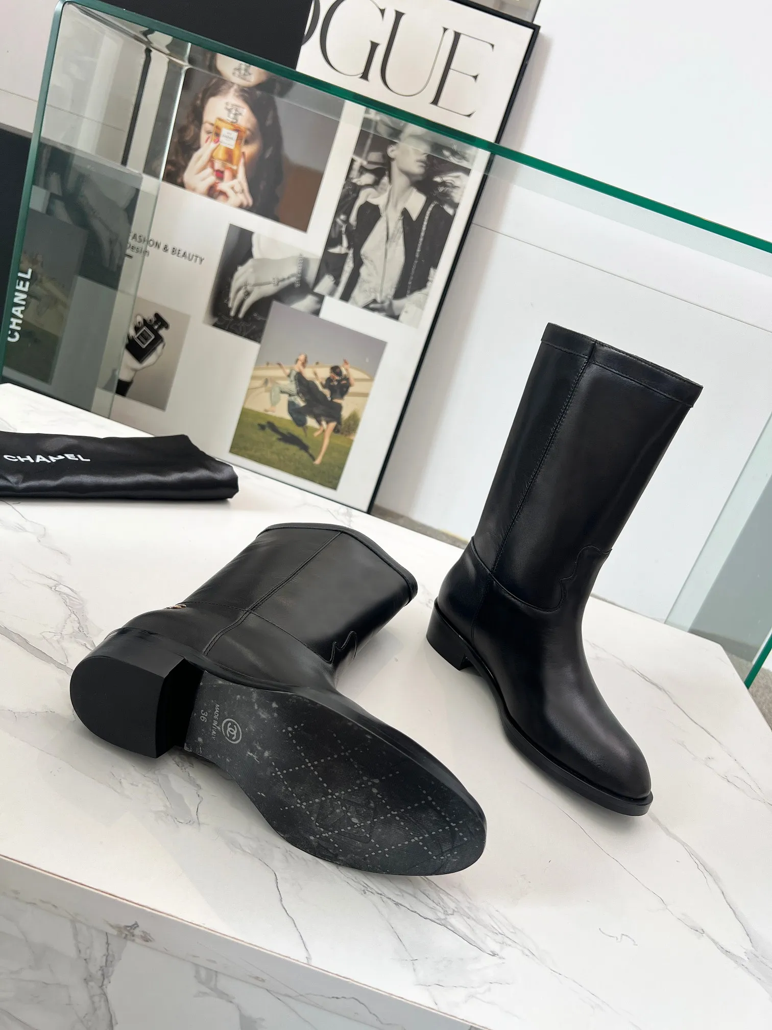 👟👟Ex-factory price 680👟👟 Top quality🔥Chanel 25 autumn and winter small fragrant suede color-blocked knight mid-high boots! Retro style boots Western cowboy boots! Unique western boot design with smooth curves and irregular edges like free lines in the wilderness! With a casual and free flavor. Let every step be uninhibited and refined! Whether it is paired with smart suit pants to create a cool urban style, or matched with an elegant dress to create a strong and soft aesthetic. Or pair it with jeans to create an authentic western style! The upper is made of first-layer cowhide stitched with suede. The inner lining is water-dyed cowhide. Number of yards: 35-40 (41 is custom-made and cannot be returned or exchanged). Comes with original packaging.